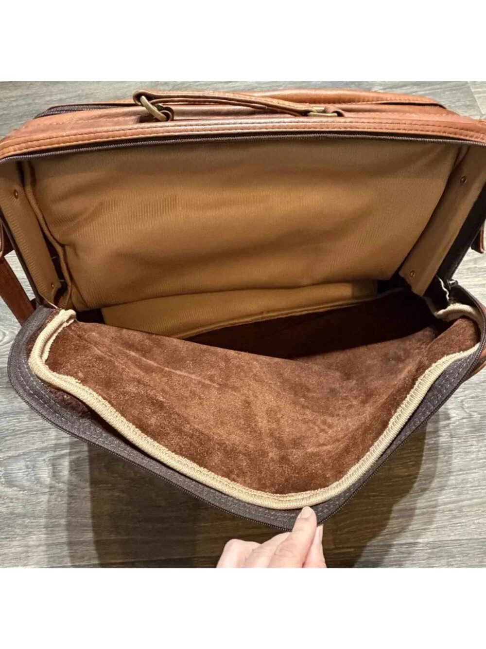 Yury Bags Colombian Leather Briefcase Messenger Crossbody Satchel Cognac Vintage